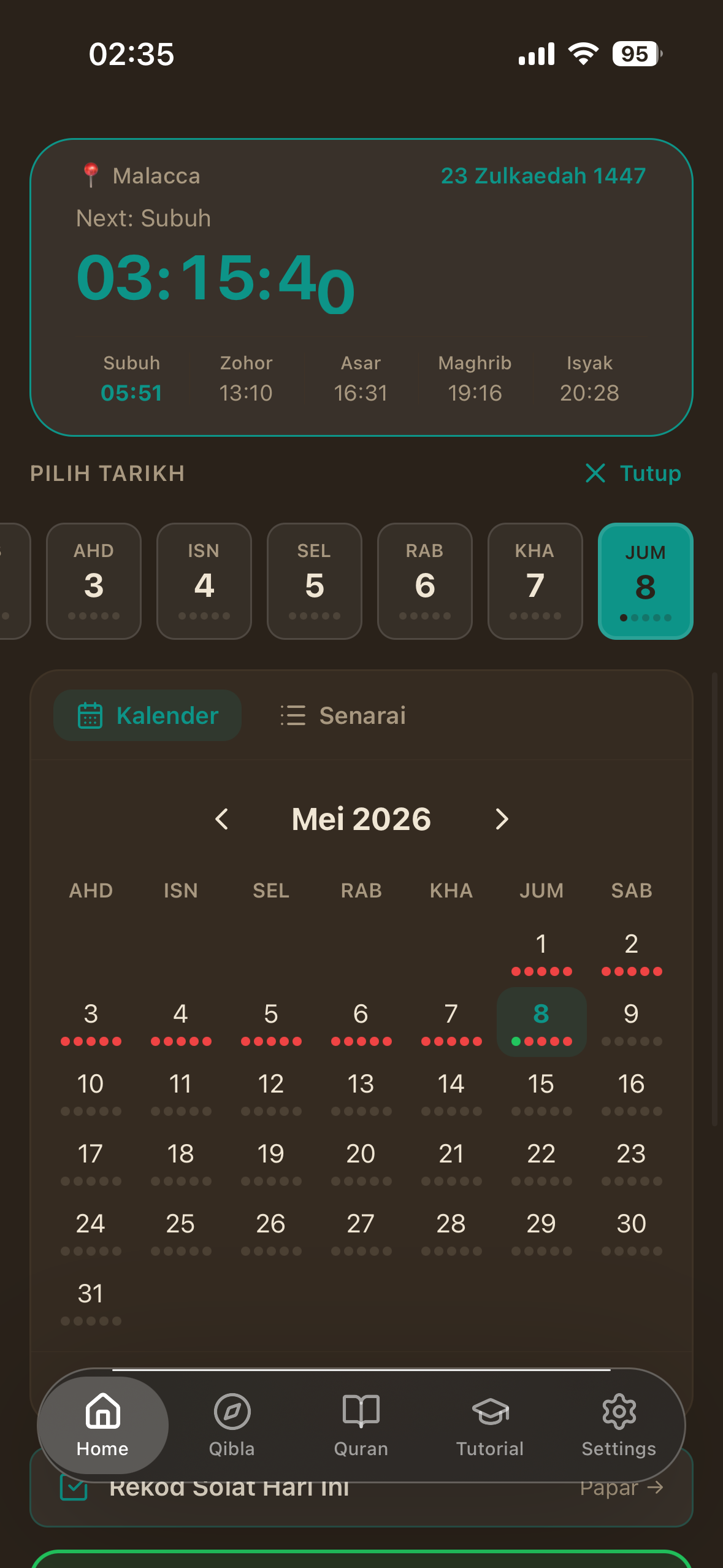 Calendar view for Mei 2026 with red and green dots marking prayer completion history, Kalendar and Senarai tabs